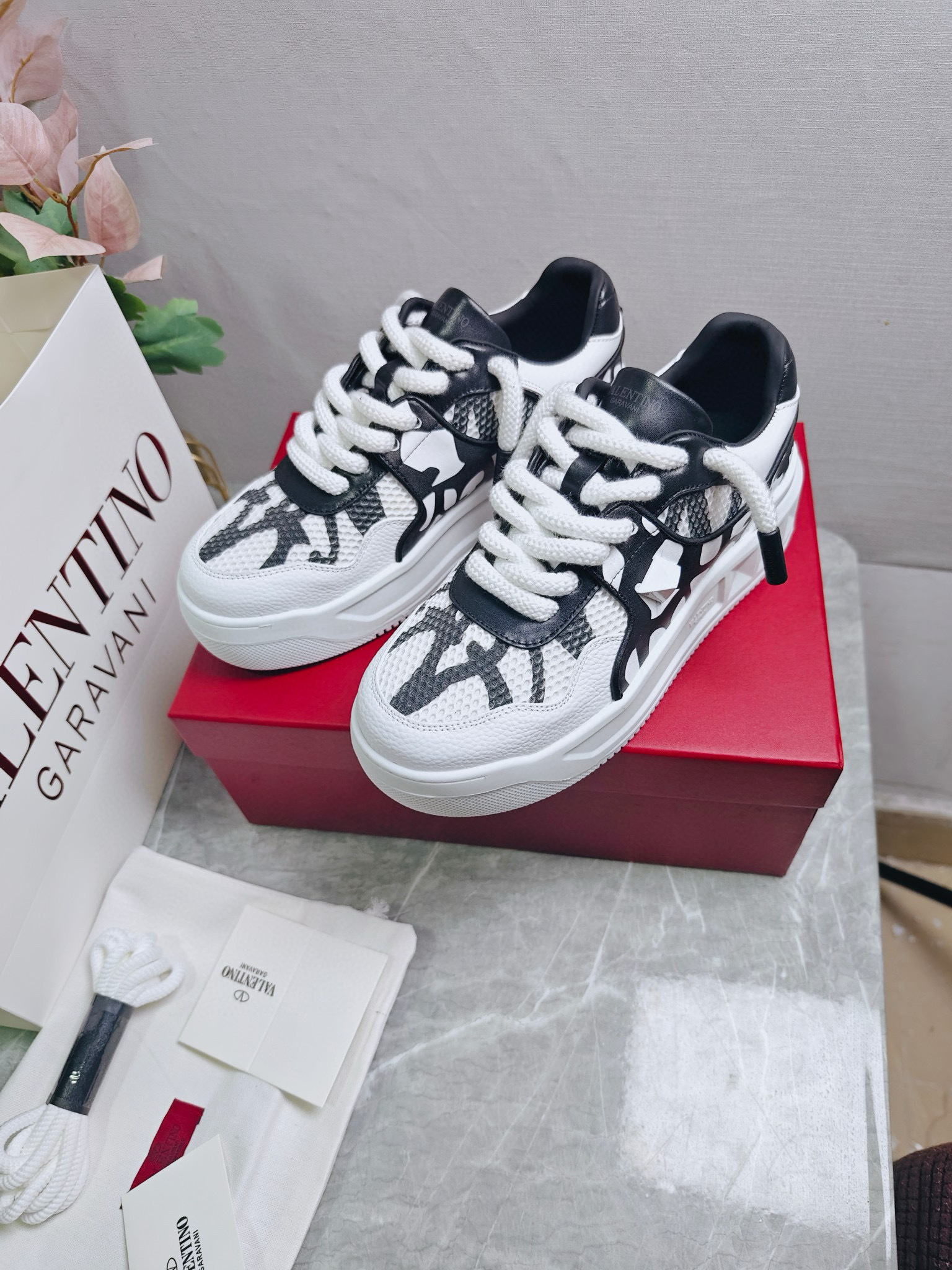 valentino couples sneakers 35/44 - stylish black and white
