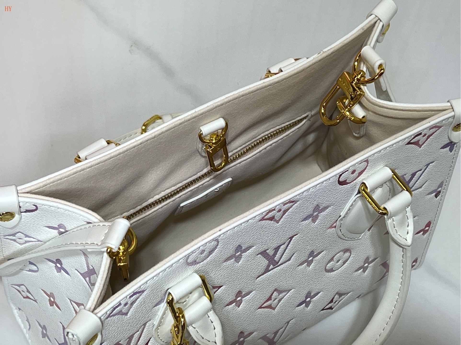 louis vuitton white monogram canvas handbag 25*19*11.5 - Image 2
