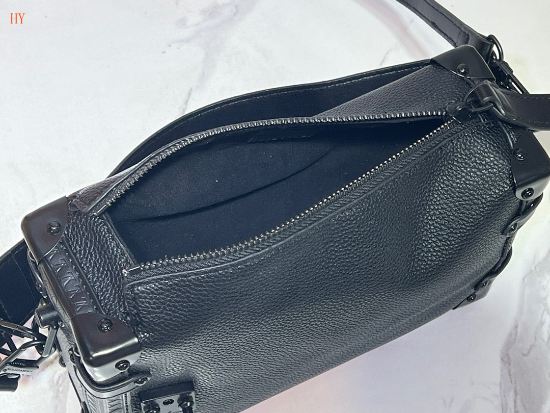 louis vuitton black messenger bag 21*14*6 - Image 2