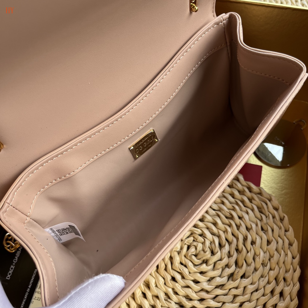 dolce & gabbana dg logo pink handbag 21*15*4 - Image 2
