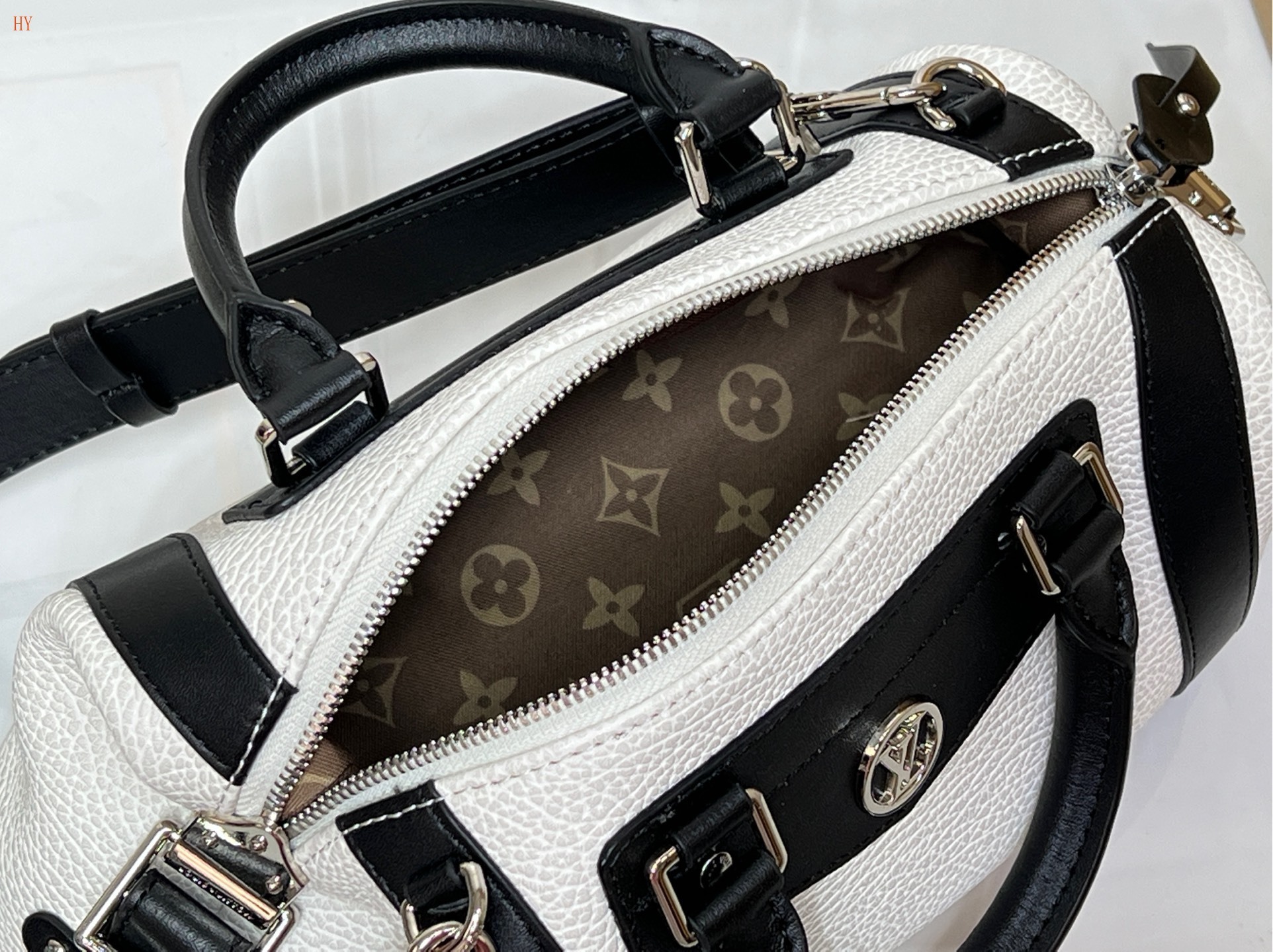 louis vuitton handbag 38*15*15 - model 118012 - Image 2