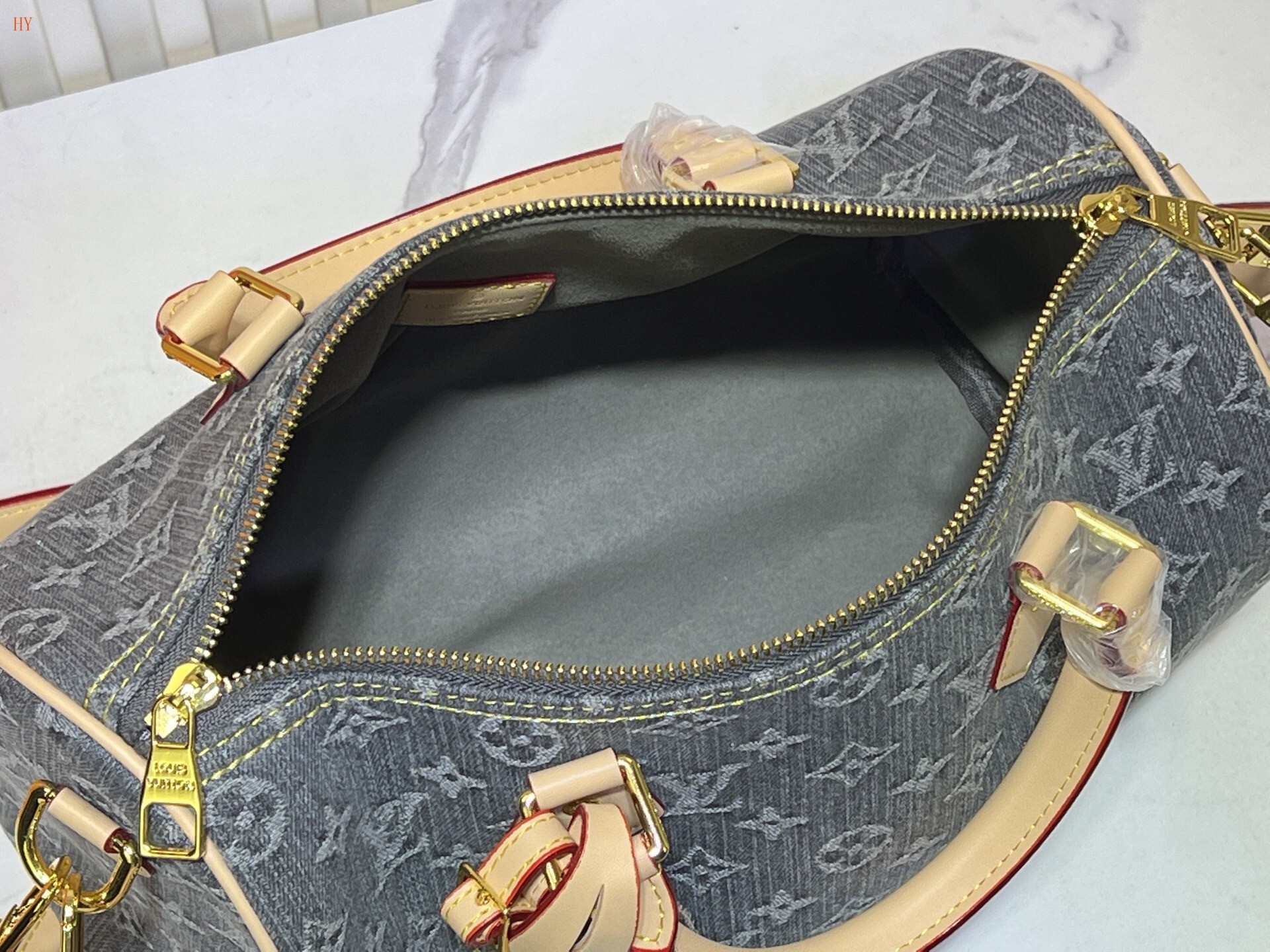 louis vuitton monogram canvas handbag 30*21*17 - Image 2