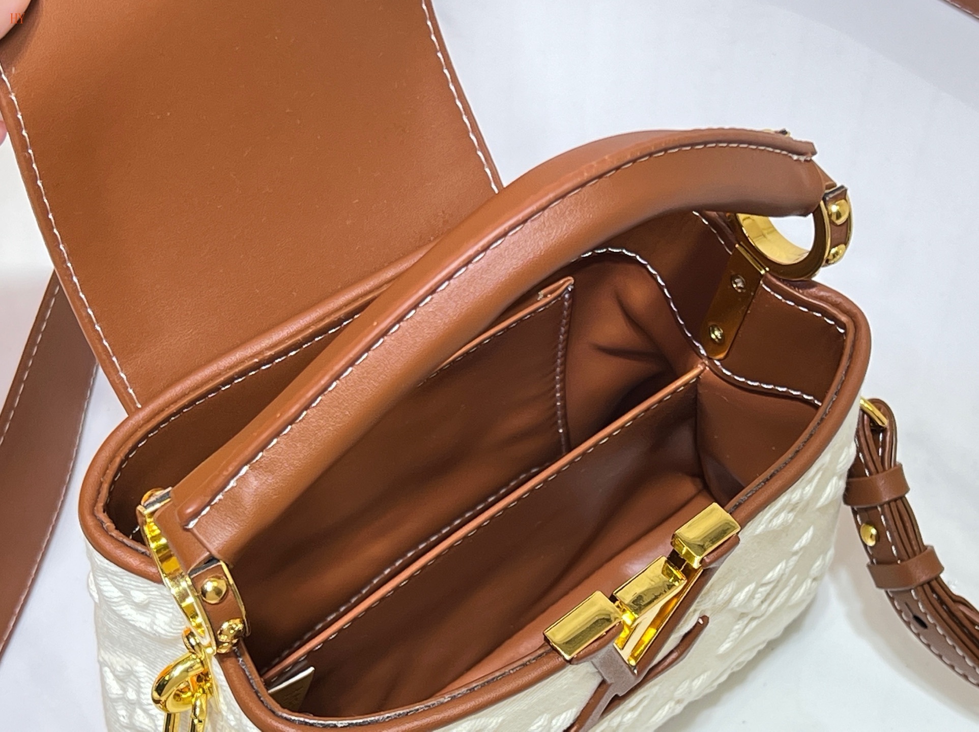 louis vuitton handbag 21*14*8 - model 118052 - Image 2