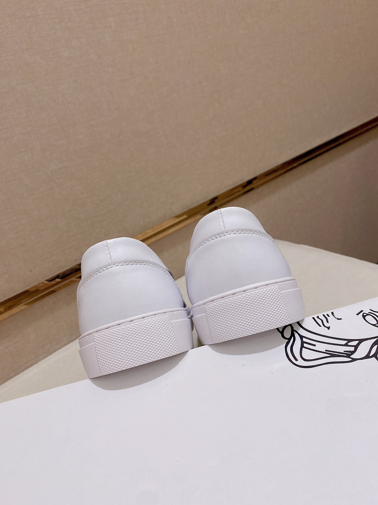 versace slip-on shoes 38-44 - stylish and comfortable - Image 2