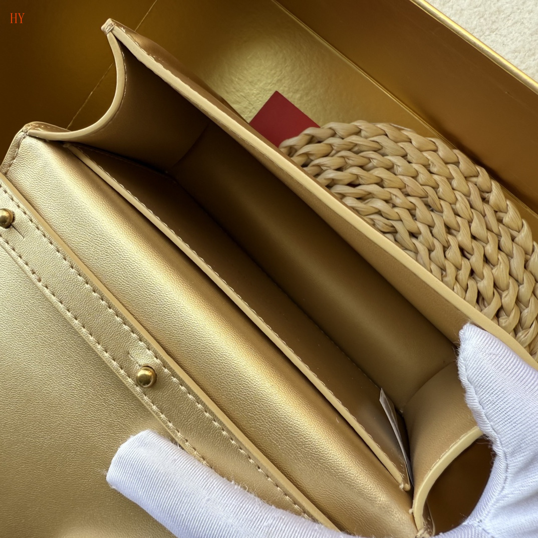 dolce & gabbana gold heart bag 19*13*4.5, model 532024 - Image 2