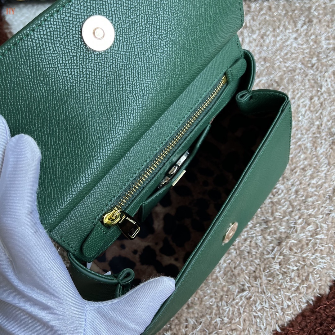 dolce & gabbana green handbag 20*17*7 cm - Image 2