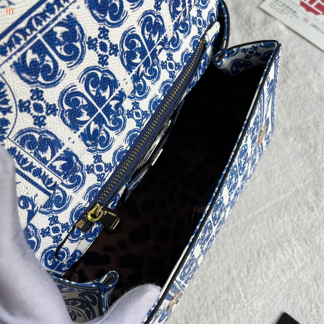 dolce & gabbana blue and white printed handbag 25*20*12.5 cm - Image 2