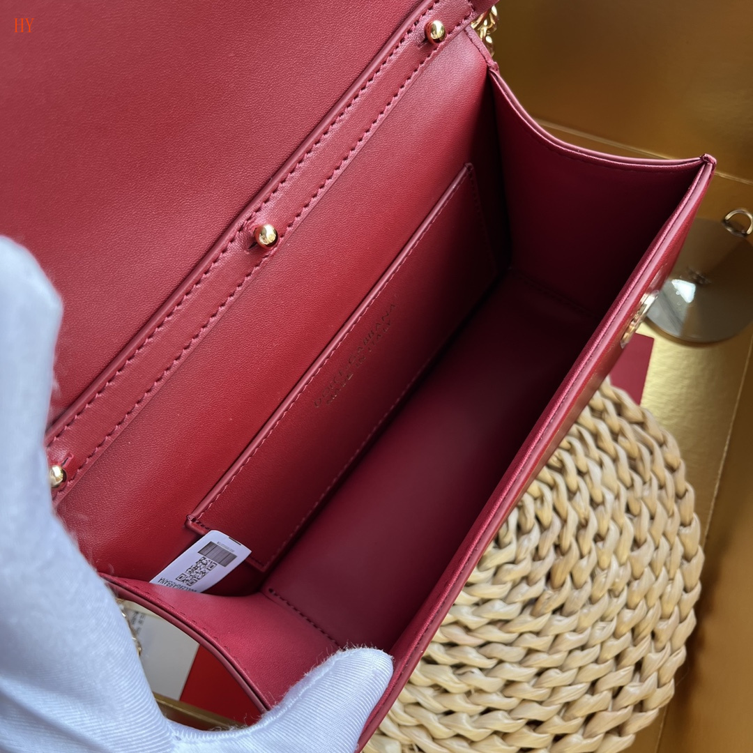 dolce & gabbana dg logo red handbag 19*11*5 cm - Image 2