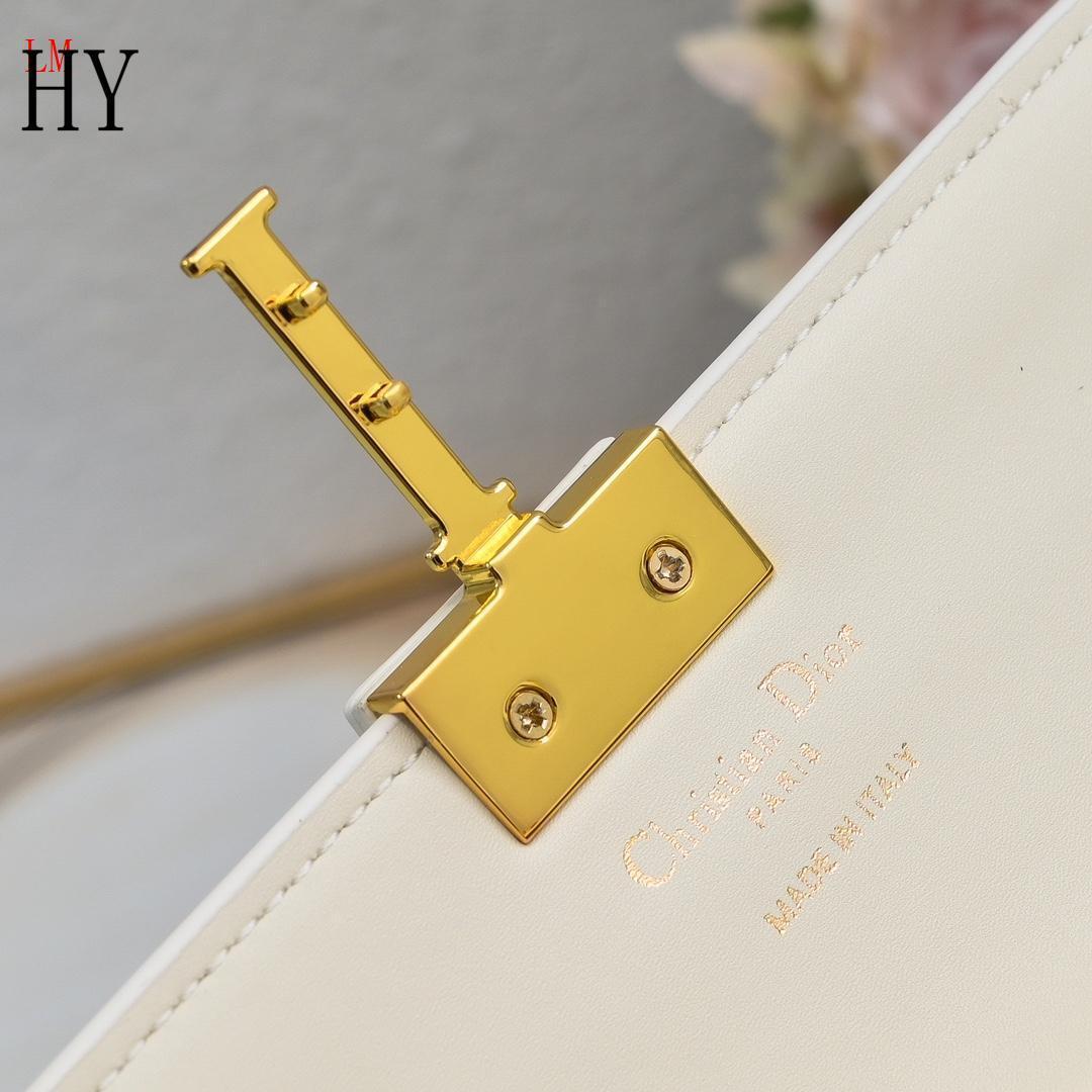dior white handbag 20x10x4 cm with gold accents - Image 2