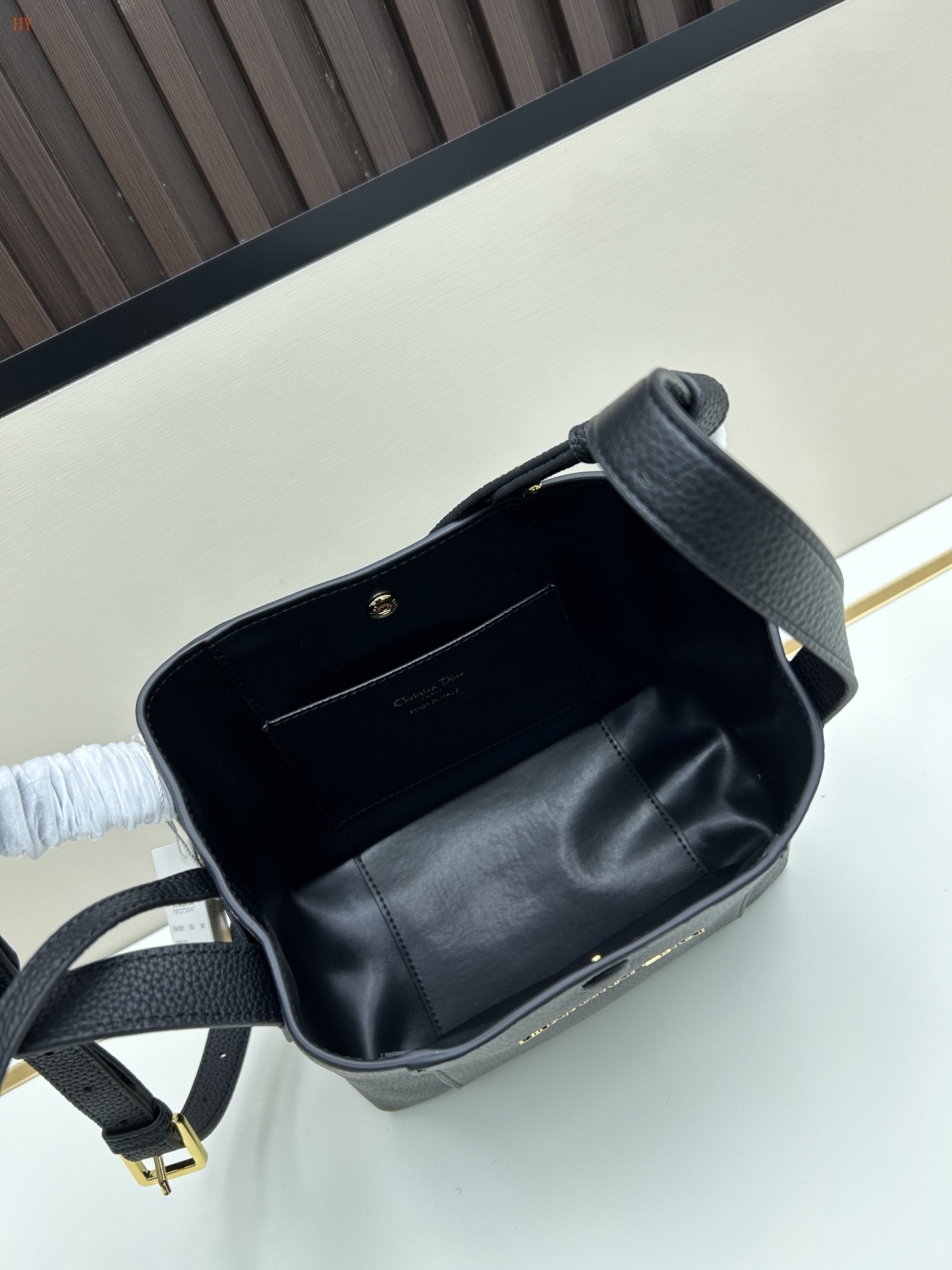 christian dior black leather handbag 21*19*11 cm - Image 2