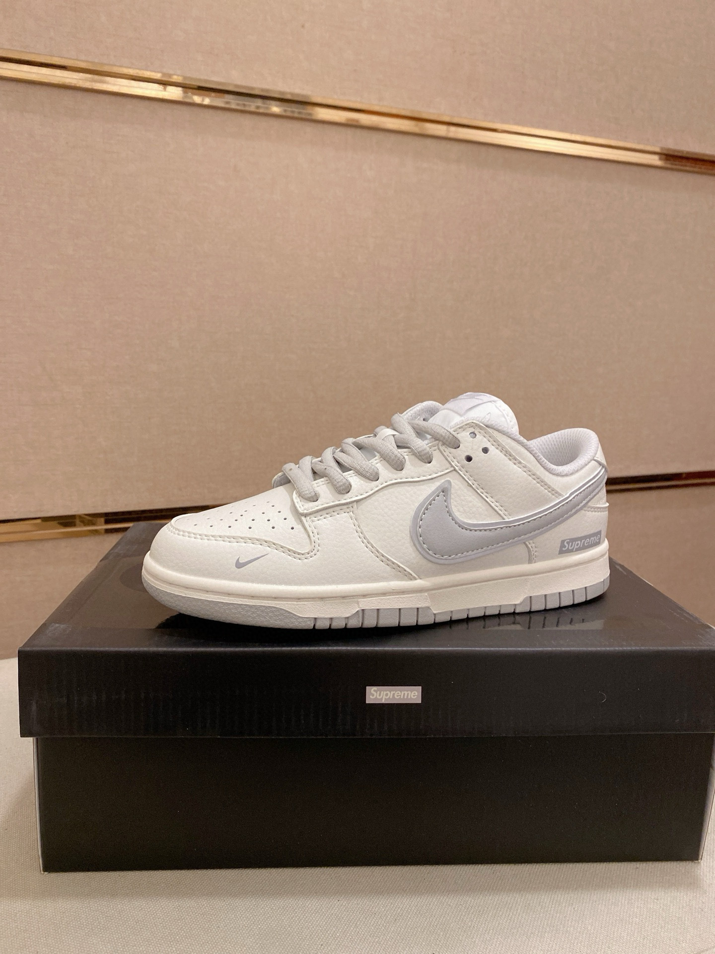 supreme x nike dunk low white/grey - size 35/44