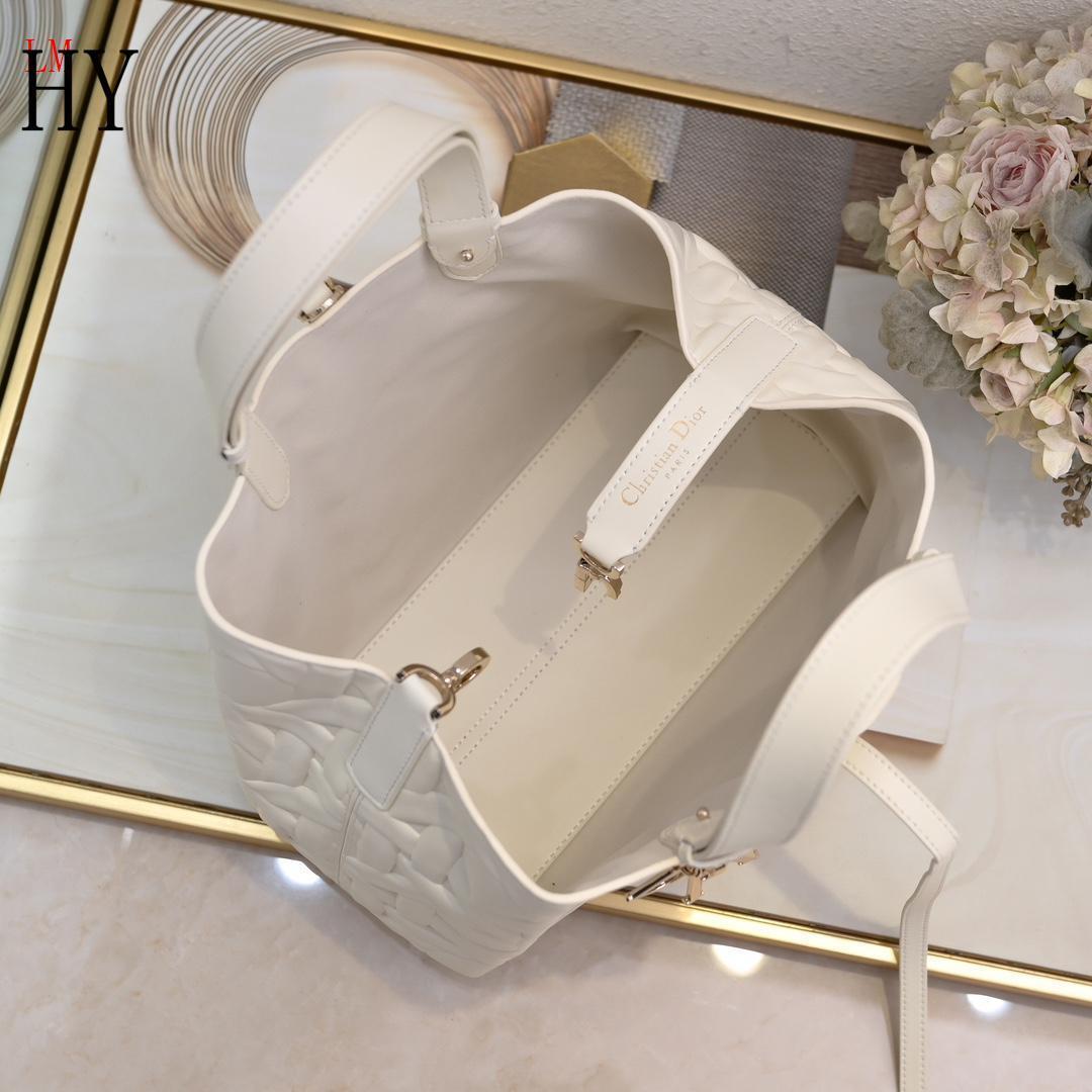 dior white handbag with pouch - 28.5x19x21cm - Image 2