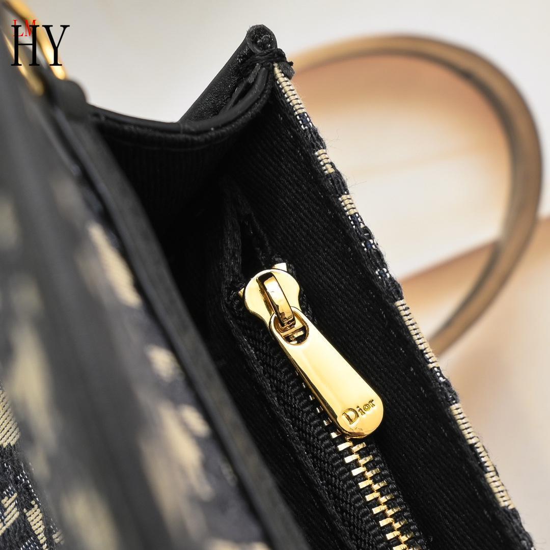 dior 20x10x4 handbag - elegant design - Image 2