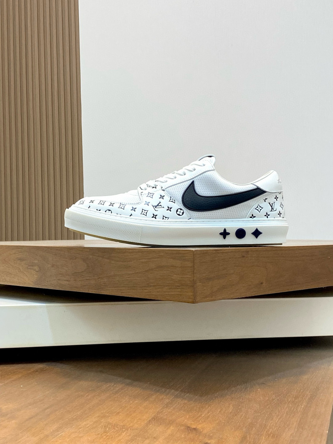 louis vuitton high-end sneakers size 39/44 - Image 2