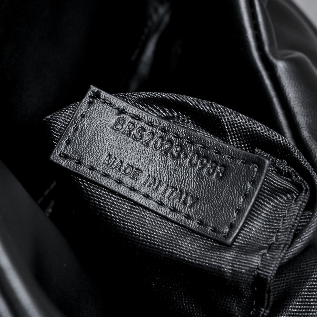 yves saint laurent black quilted shoulder bag 23×15.5×8.5cm - Image 2