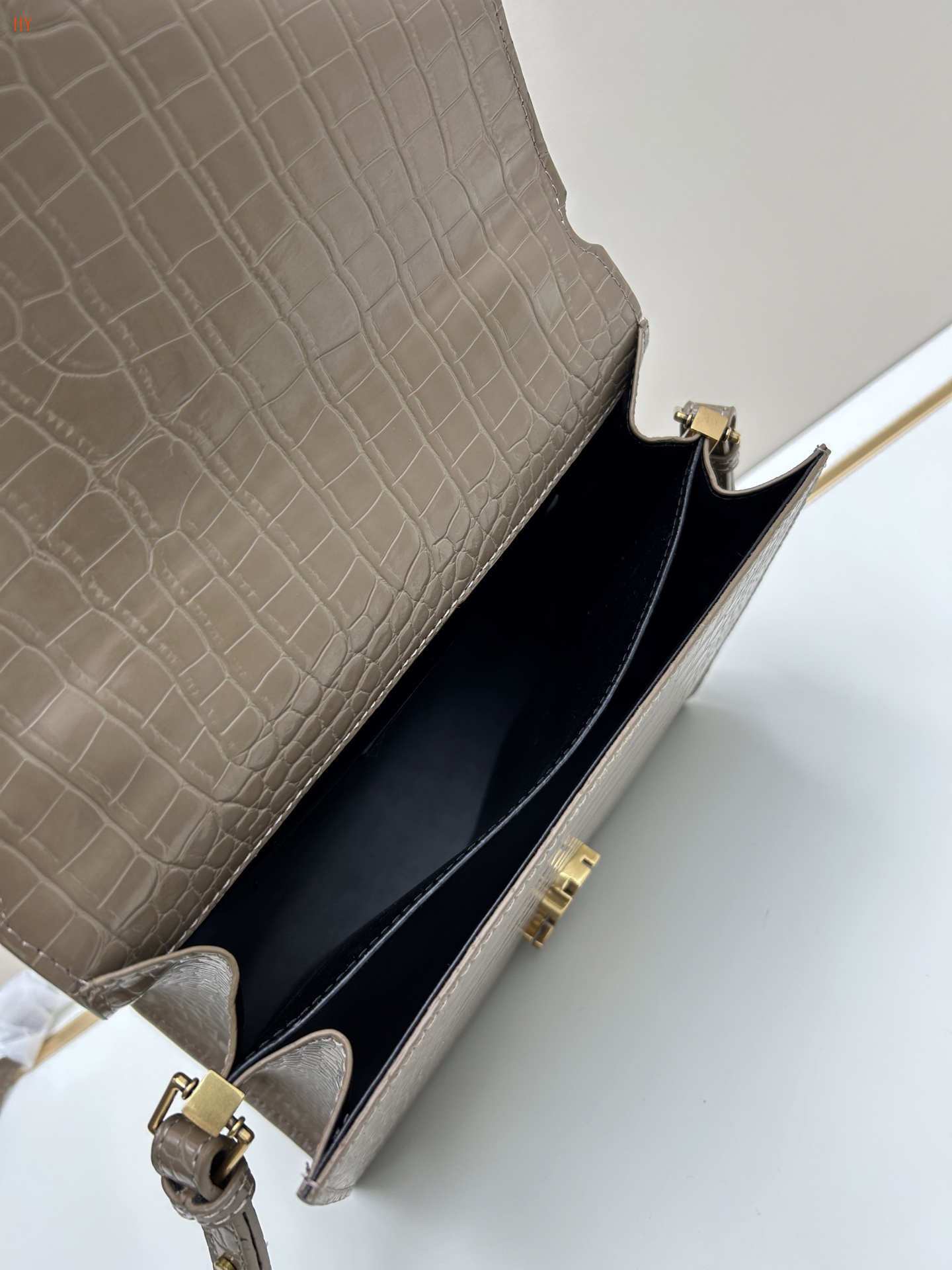 yves saint laurent crocodile-pattern handbag 24x21x11 cm - Image 2