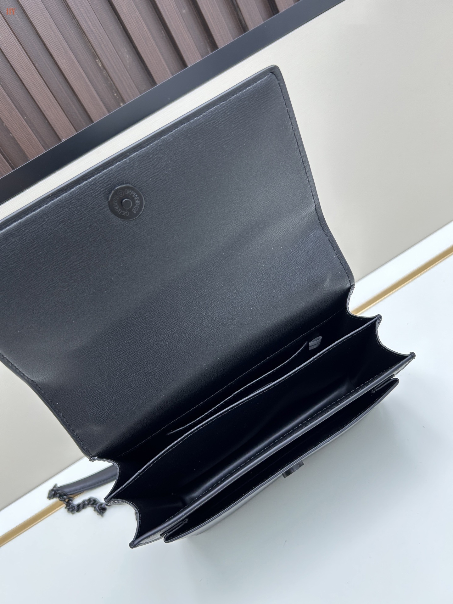 yves saint laurent black leather crossbody bag 22*14*5 cm - Image 2