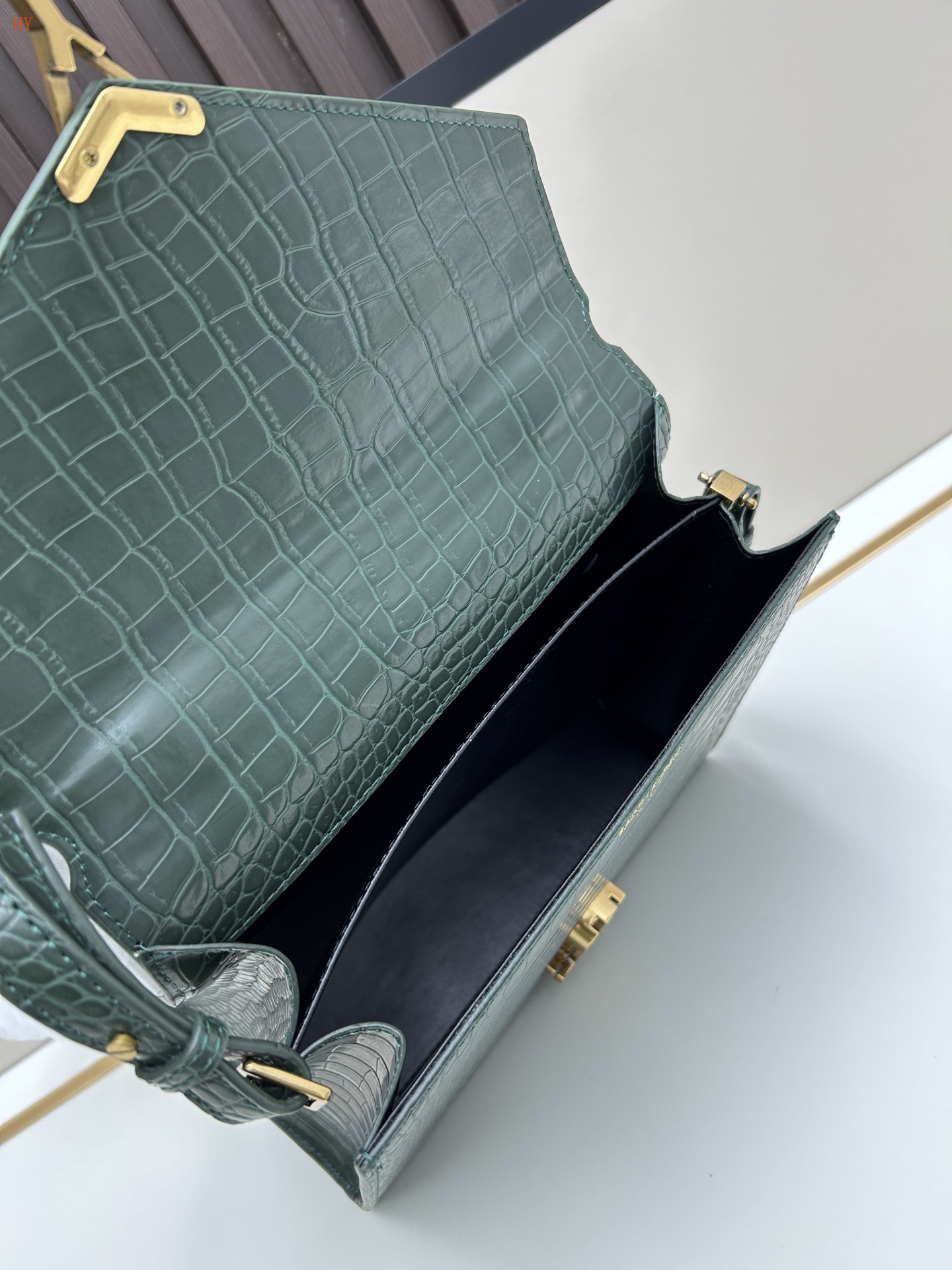 yves saint laurent crocodile-effect green handbag 24x21x11 cm - Image 2