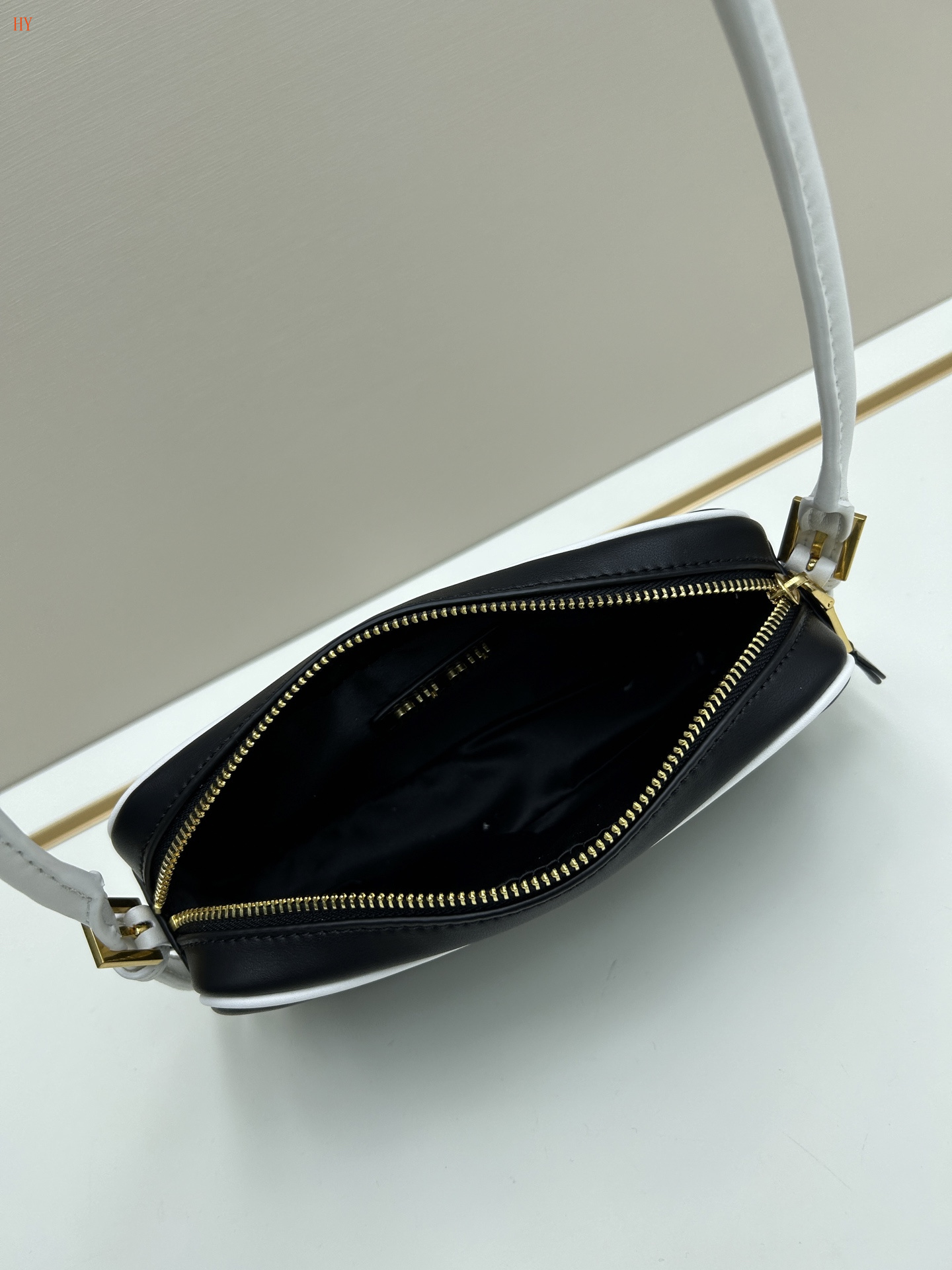 miu miu black crossbody bag 21*12*5 cm - Image 2