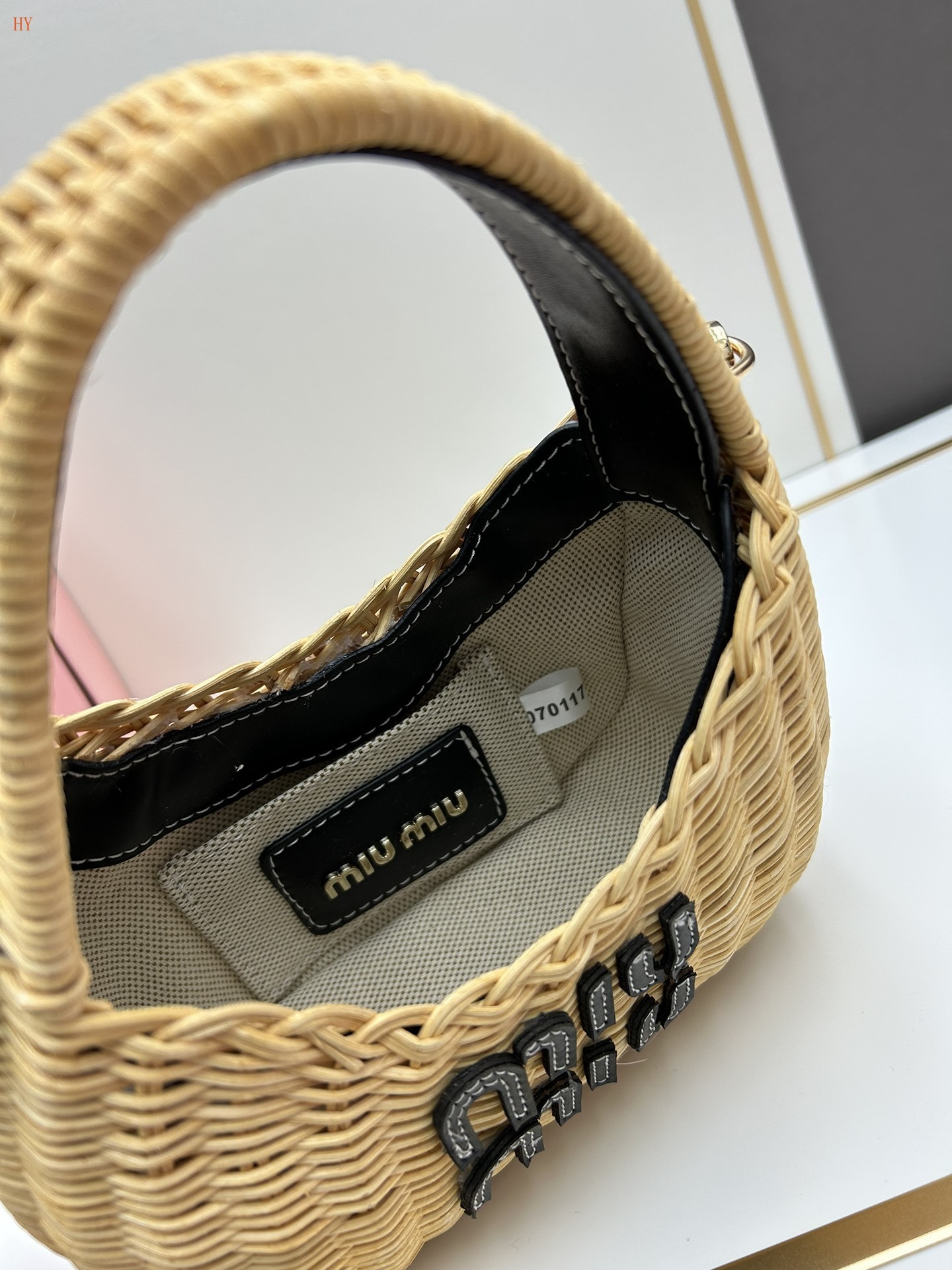 miu miu woven handbag 20x14x6 cm - stylish and chic - Image 2