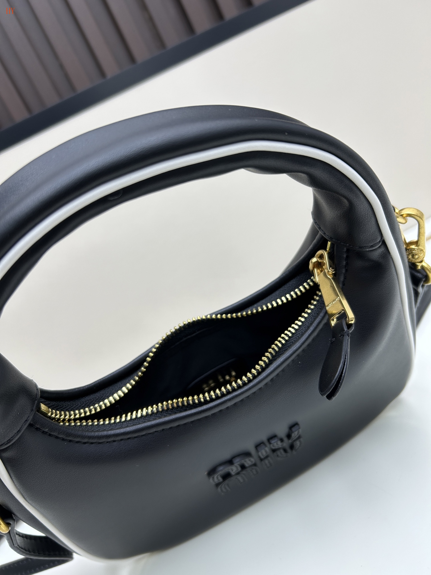 miu miu black handbag 24x19x7 cm - Image 2