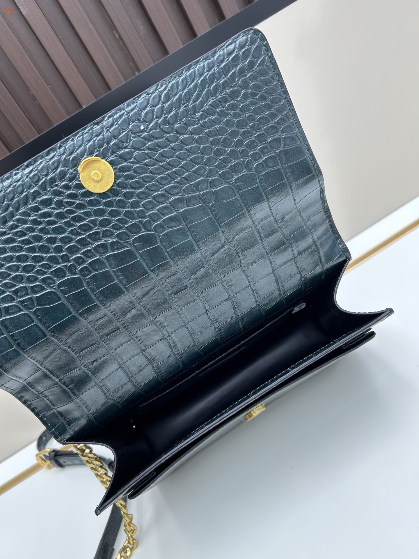 yves saint laurent crocodile-pattern bag 25*17*6 cm - Image 2