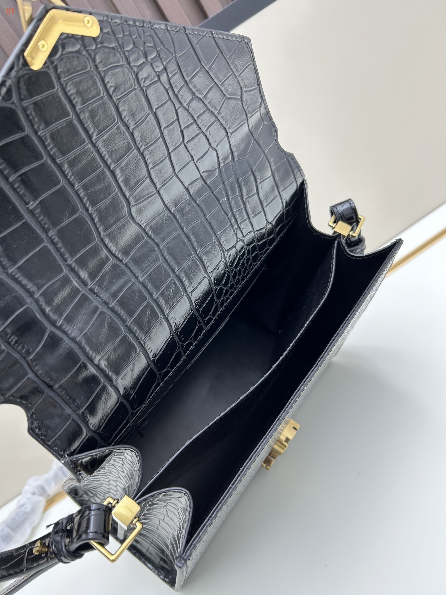 yves saint laurent crocodile-effect handbag 24*21*11 cm - Image 2