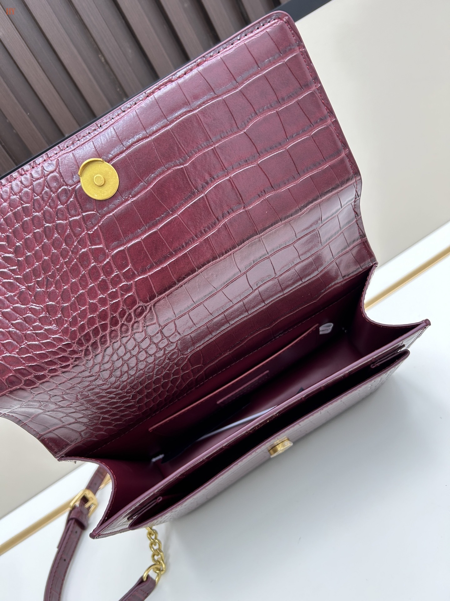 yves saint laurent crocodile pattern bag 25*17*6 cm - Image 2