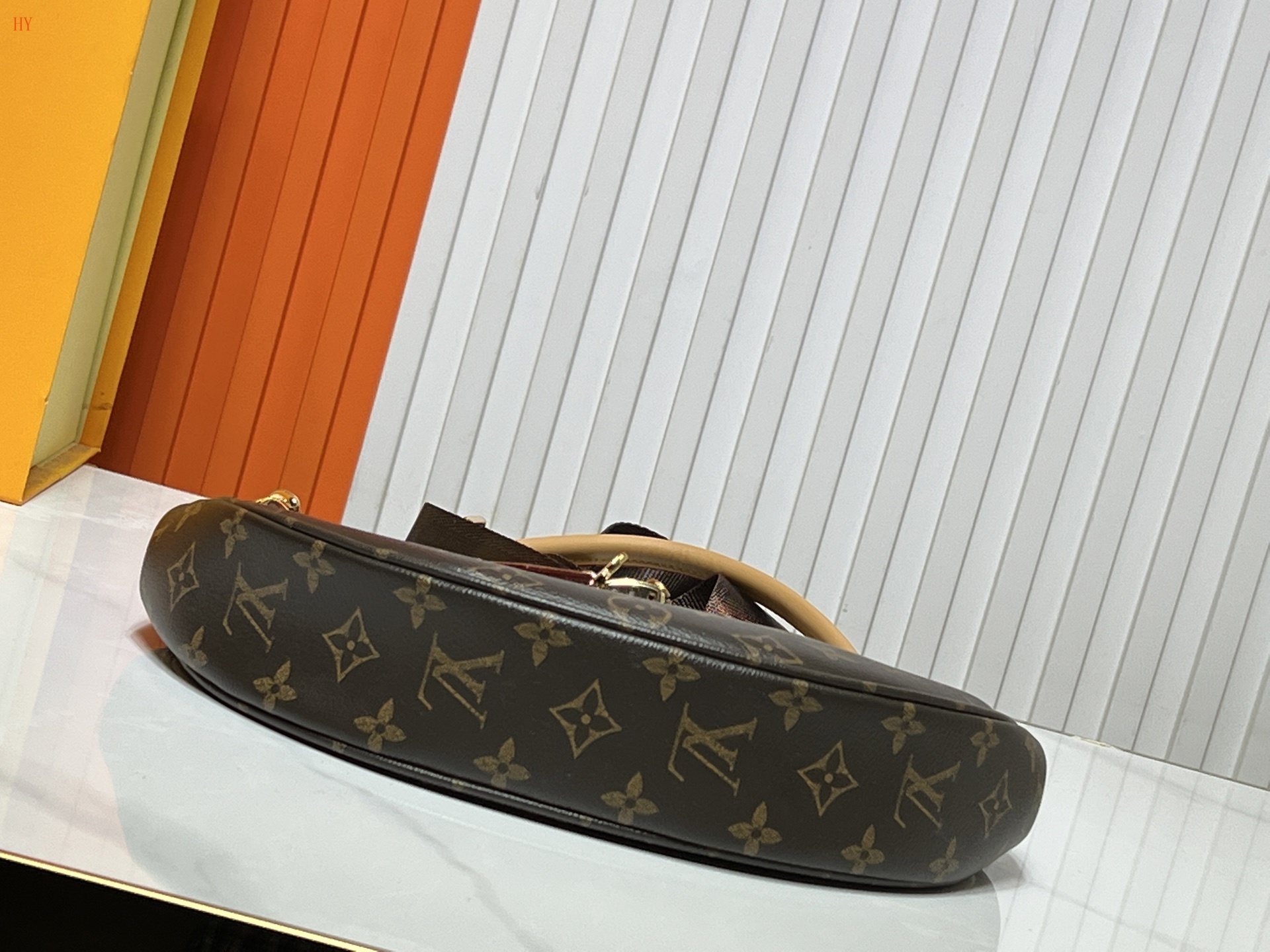 louis vuitton monogram shoulder bag 33*22*9 - Image 3