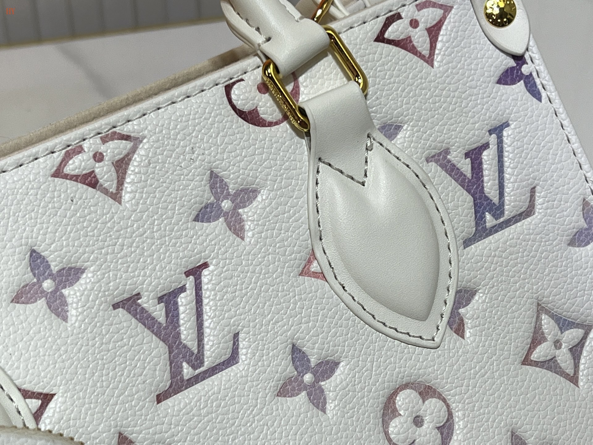 louis vuitton white monogram canvas handbag 25*19*11.5 - Image 3