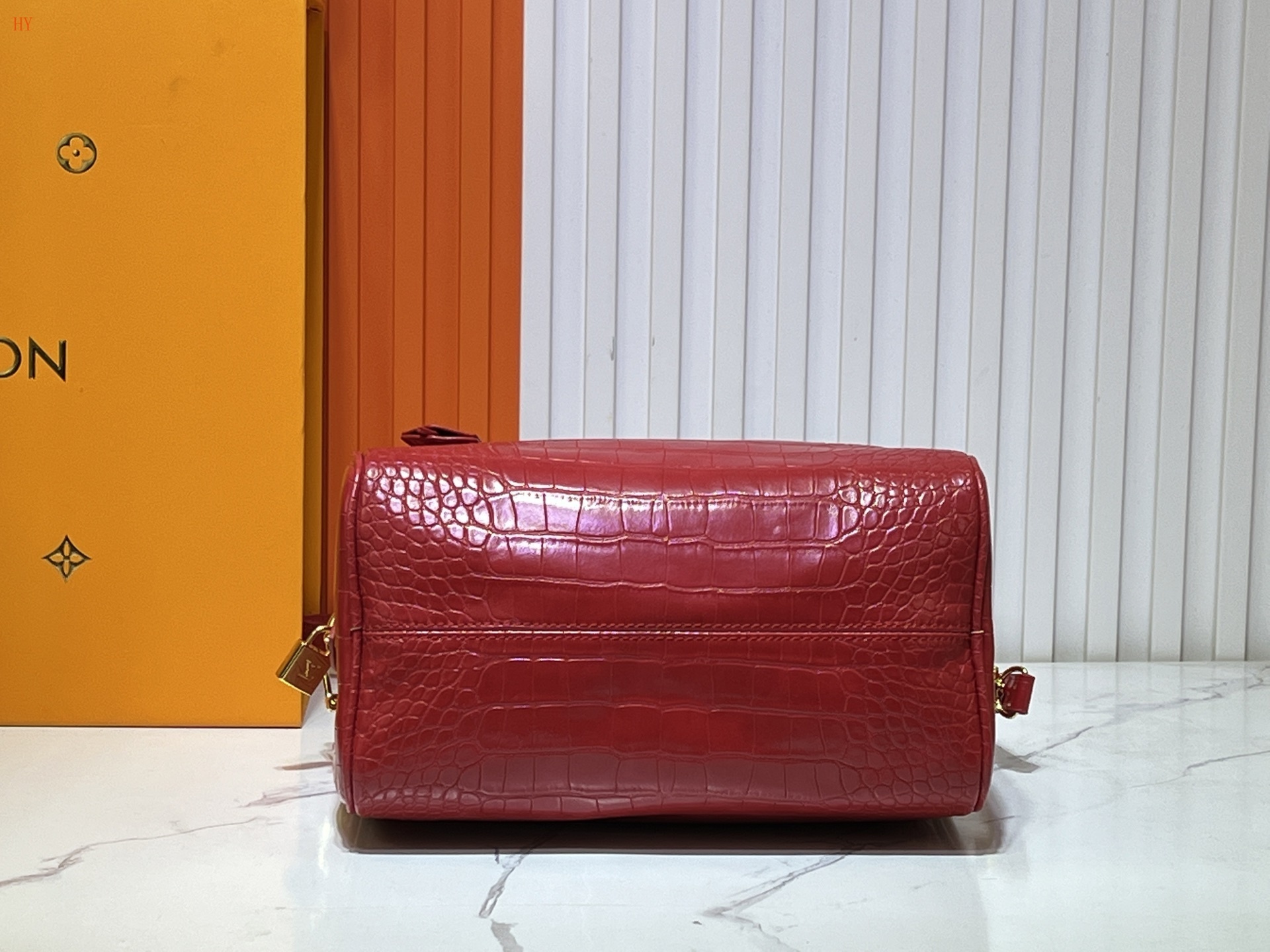 louis vuitton red crocodile-embossed handbag 25x15x15 - Image 3