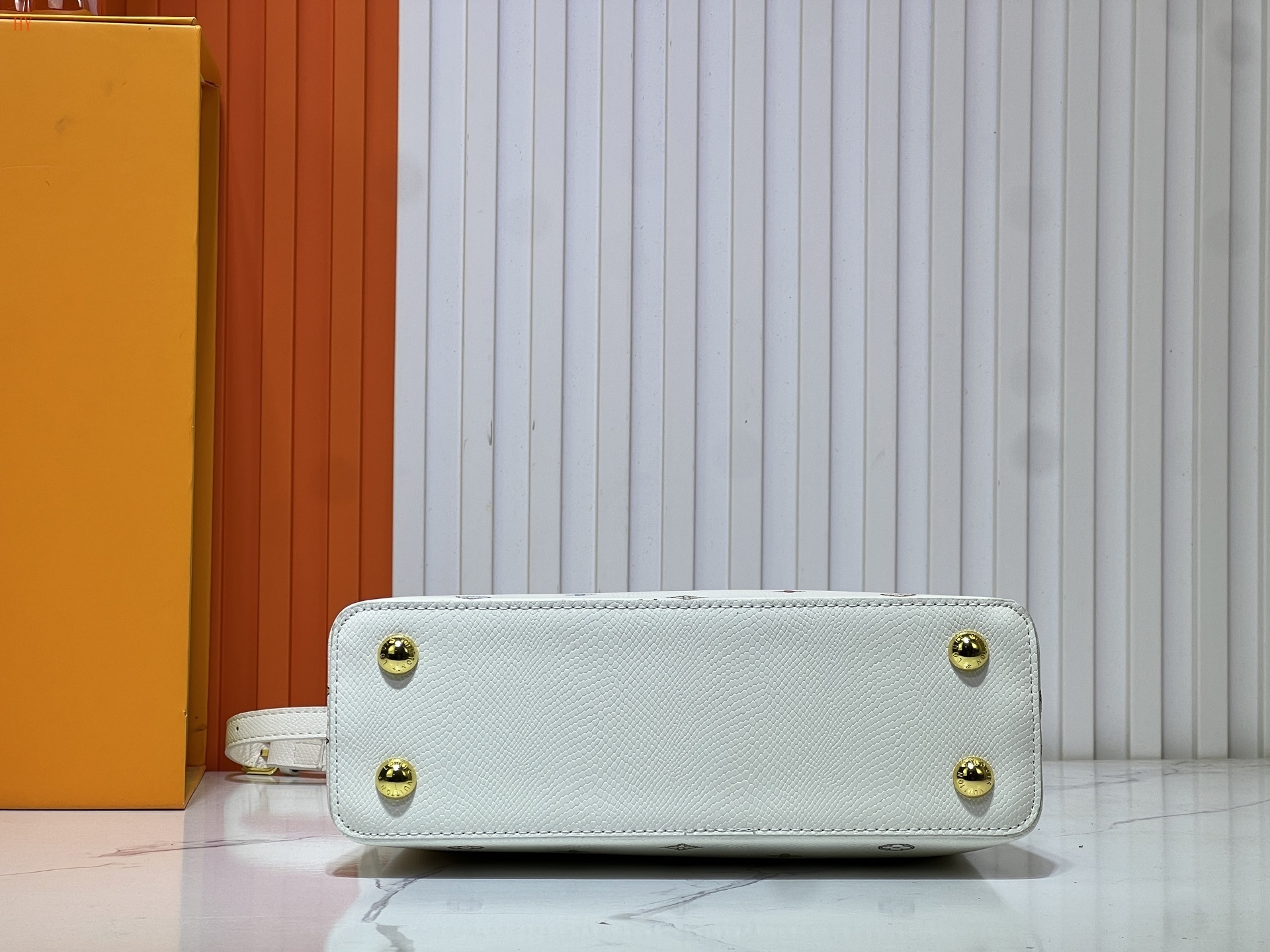 louis vuitton white monogram canvas handbag 27x17x9 - Image 3