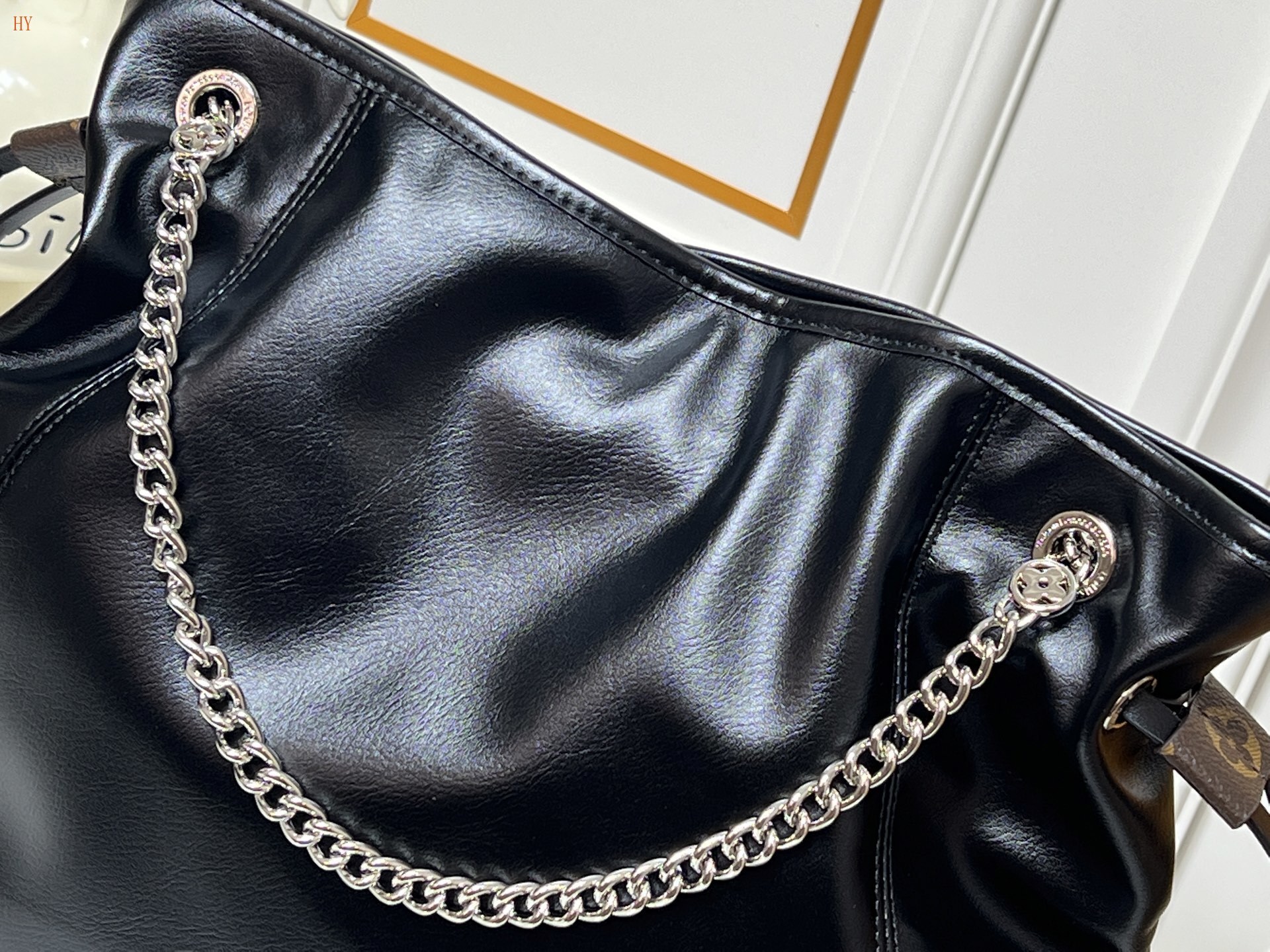 louis vuitton black leather bucket bag 33x24x11.5 cm - Image 3