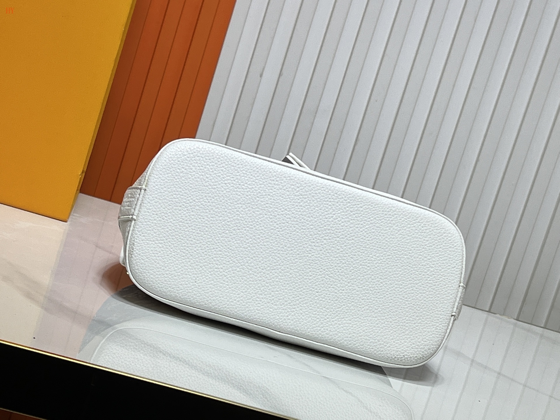 louis vuitton handbag 23.5x17.5x11.5 - Image 3