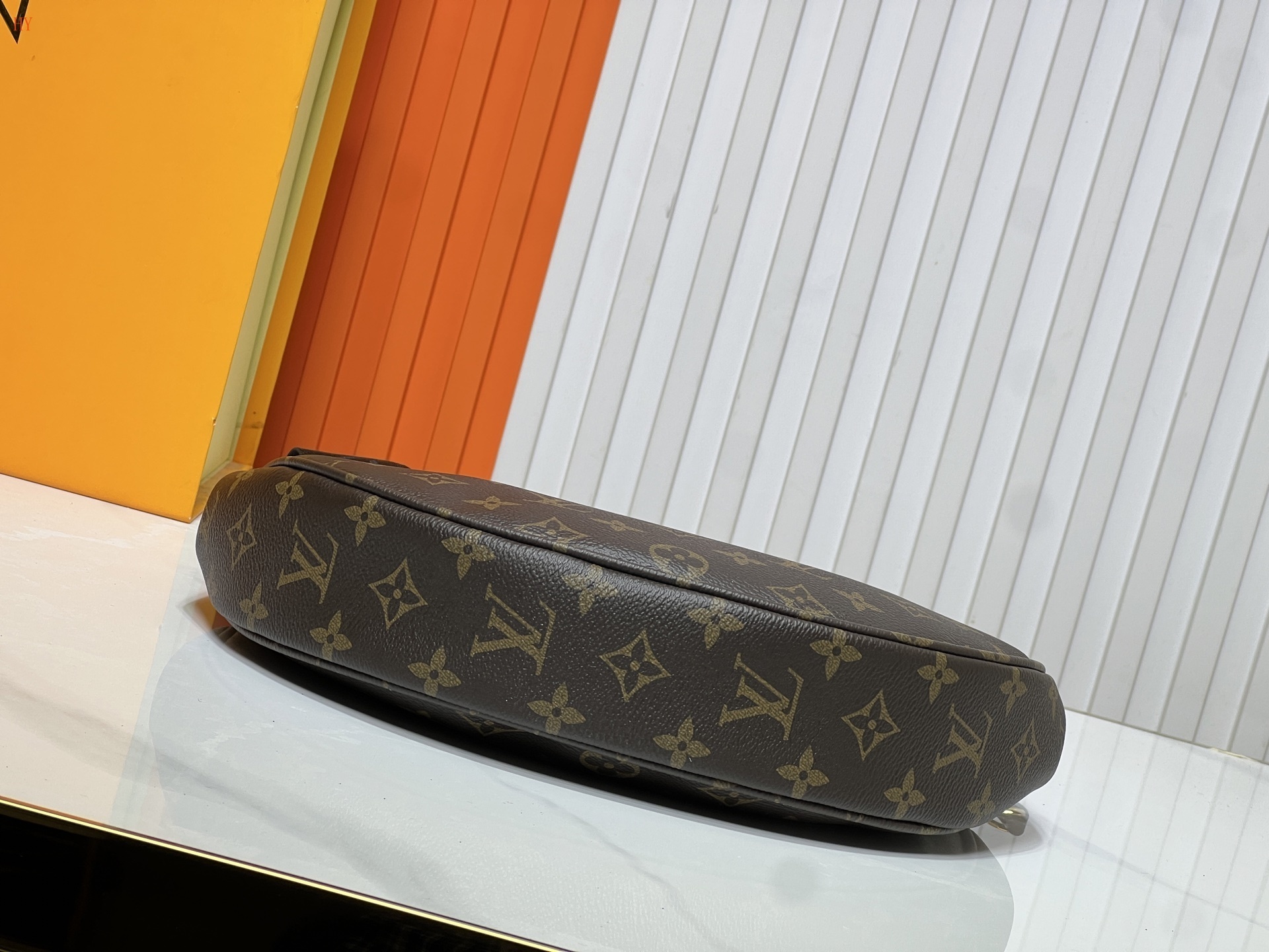 louis vuitton monogram shoulder bag 33x22x9 cm - Image 3