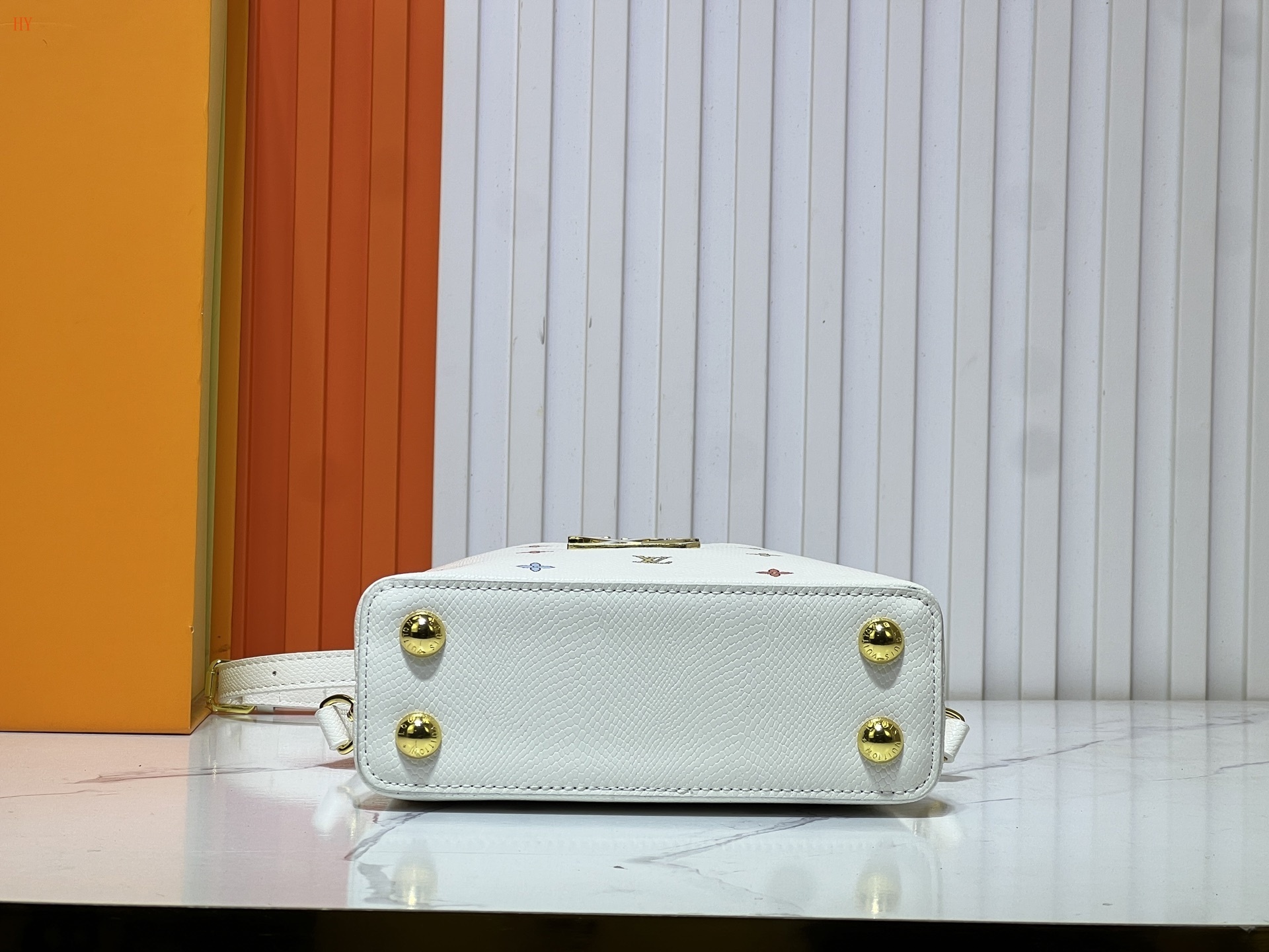louis vuitton white mini bag 21*14*8 - Image 3
