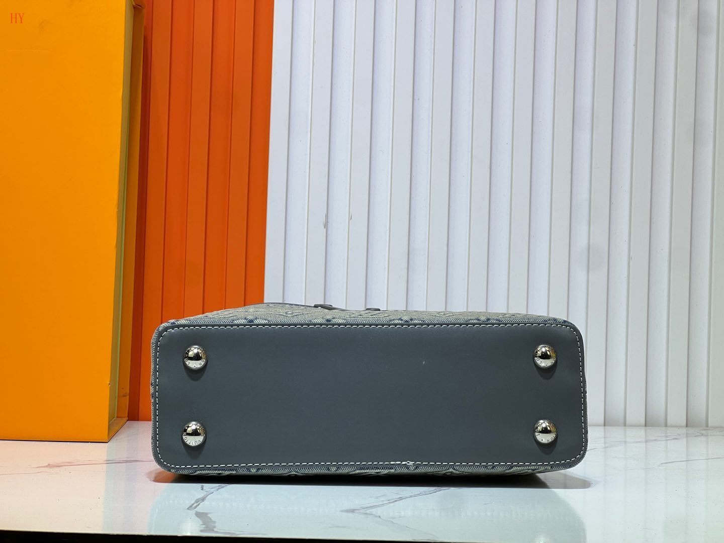 louis vuitton gray monogram canvas handbag 27x17.93x9 - Image 3