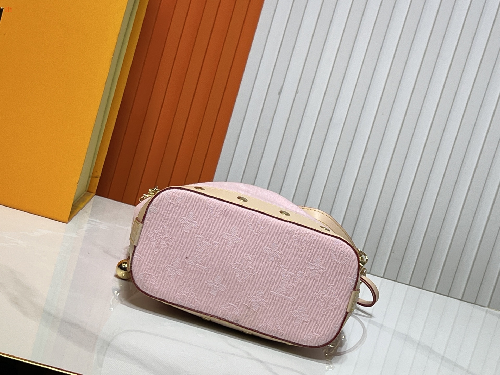 louis vuitton pink drawstring bag with chain strap - Image 3