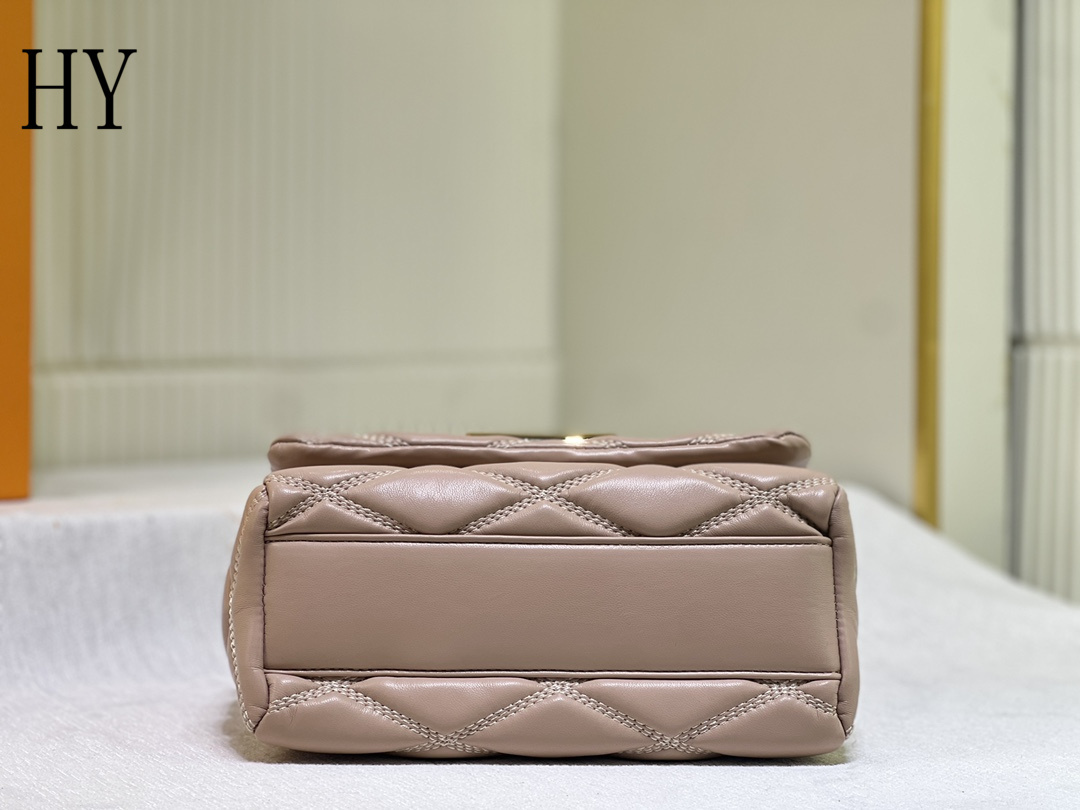 louis vuitton quilted handbag 23x16x10 cm - Image 3