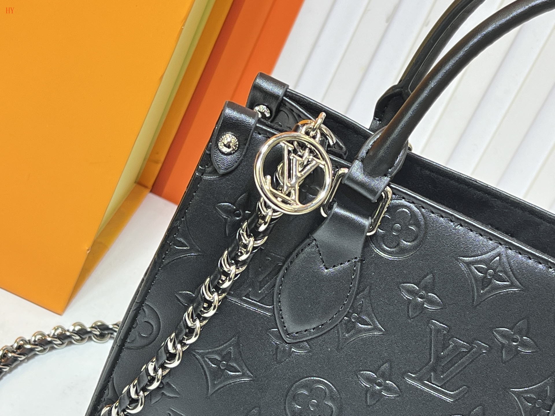 louis vuitton black handbag 25*13*10 - Image 3