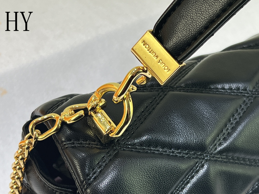 louis vuitton black quilted handbag 23x16x10 - Image 3