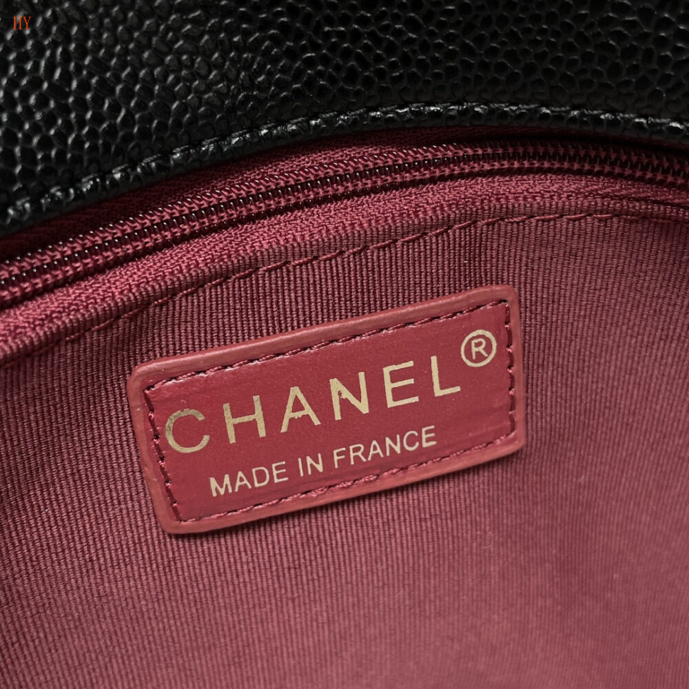 chanel black quilted handbag with gold accents - Image 3