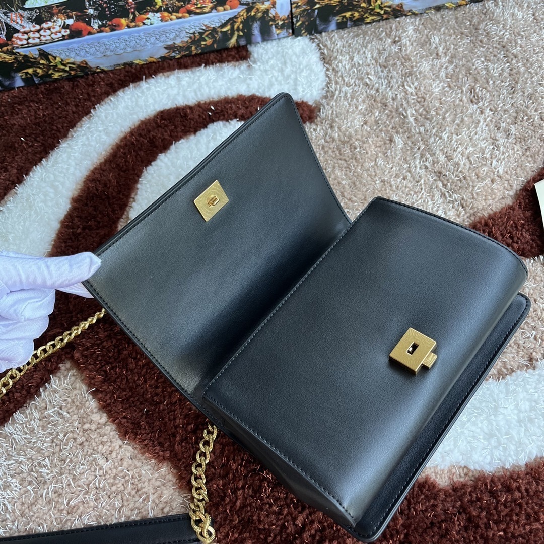 dolce & gabbana quilted black bag with heart emblem - Image 3