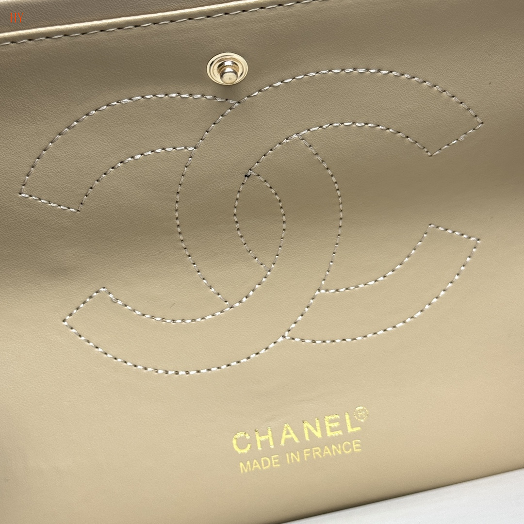 chanel quilted beige handbag 33*22*9.2 cm - Image 3