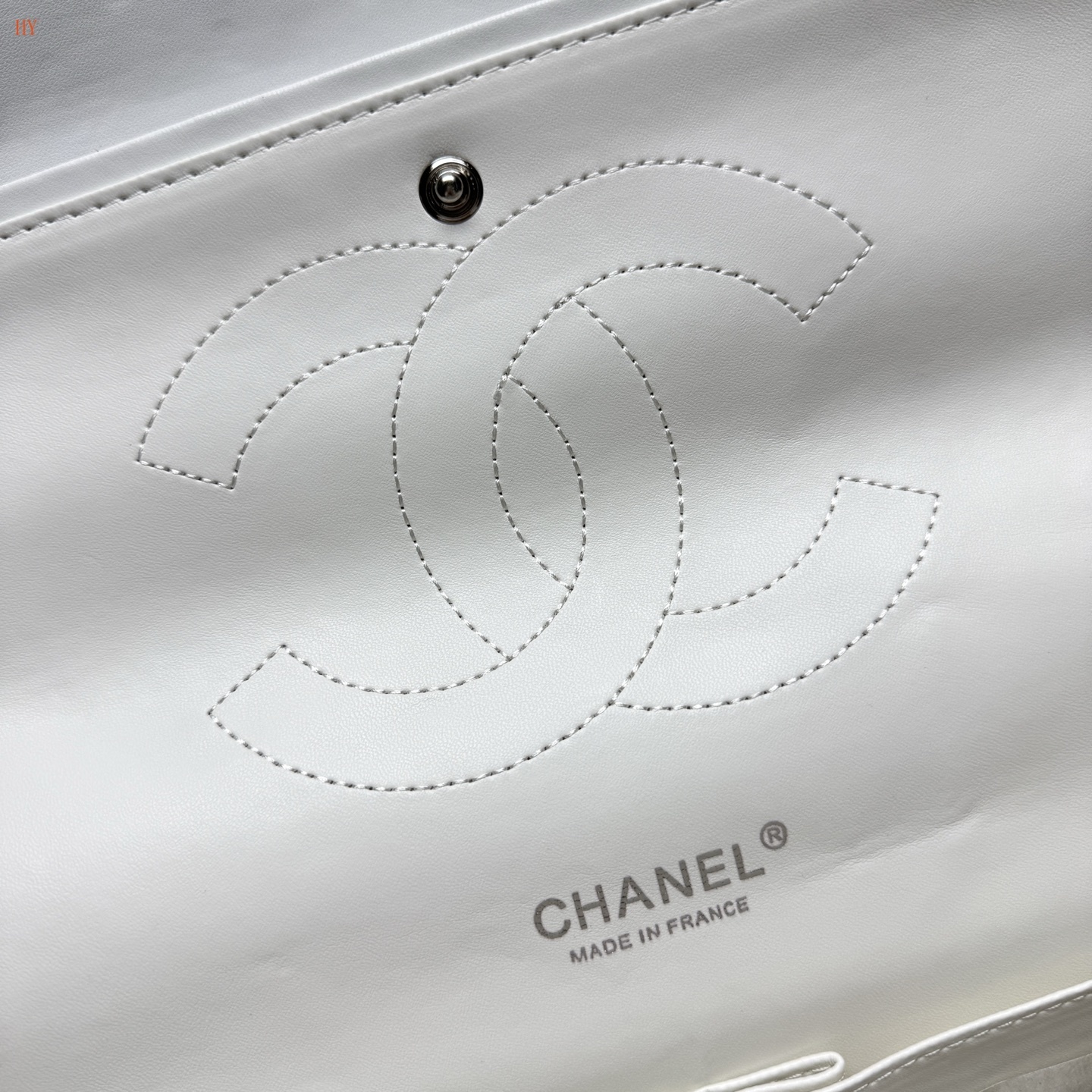 chanel white quilted flap bag 33x22x9 cm - Image 3