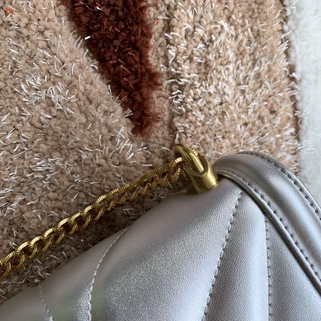 dolce & gabbana heart detail silver handbag 26x18x7.5 cm - Image 3