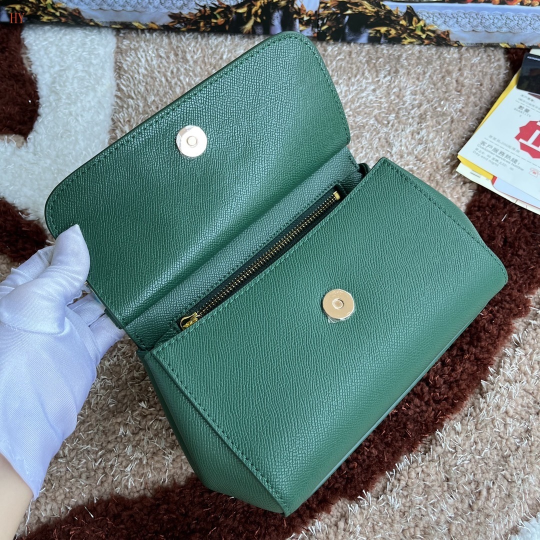 dolce & gabbana green handbag 20*17*7 cm - Image 3