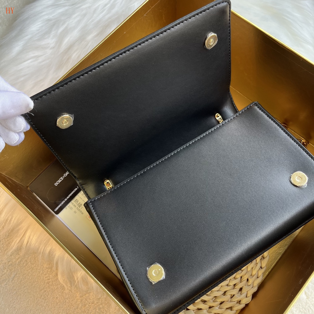 dolce & gabbana dg logo black handbag 21*15*4 - Image 3