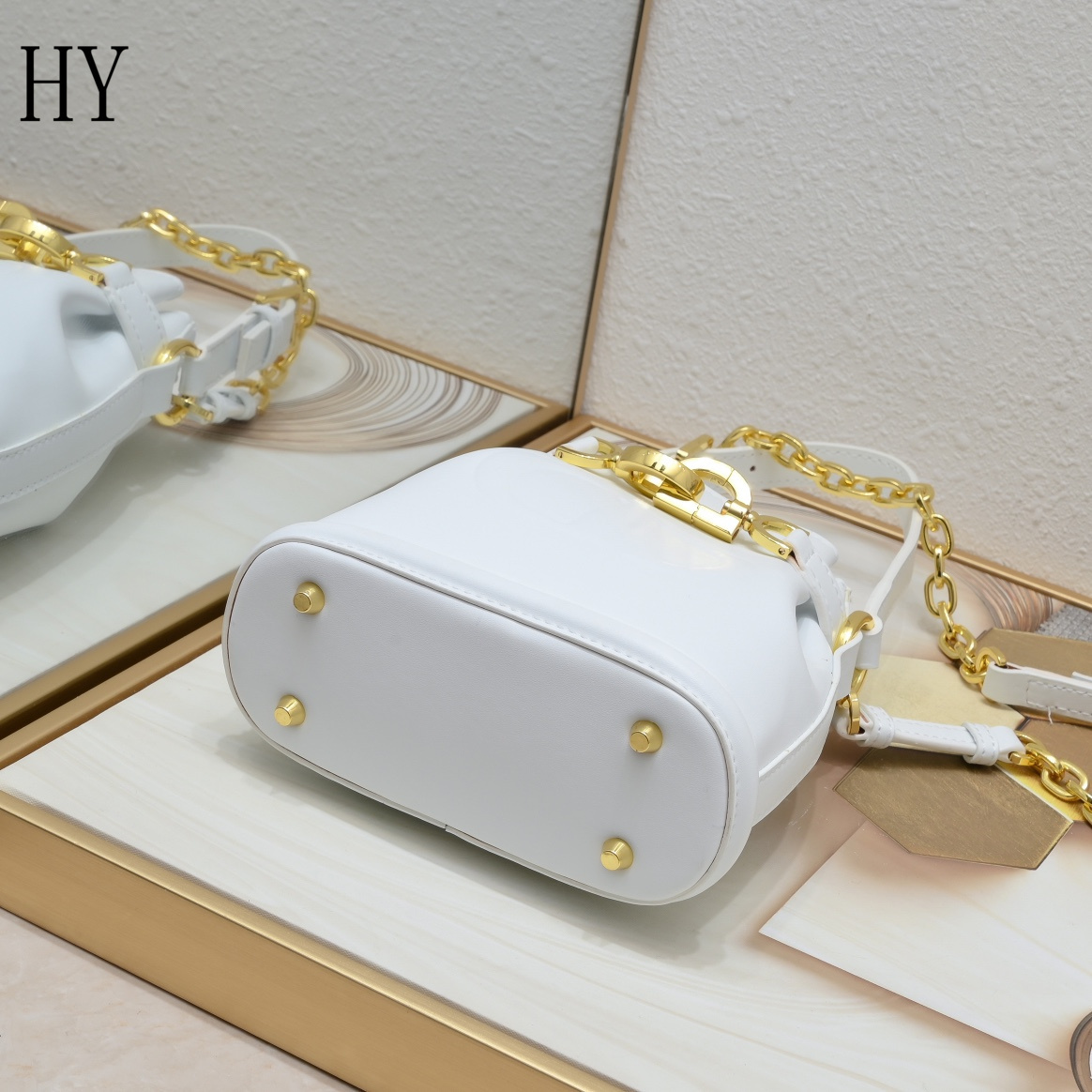 dior white bucket bag with gold chain - 17x7x18 cm - Image 3