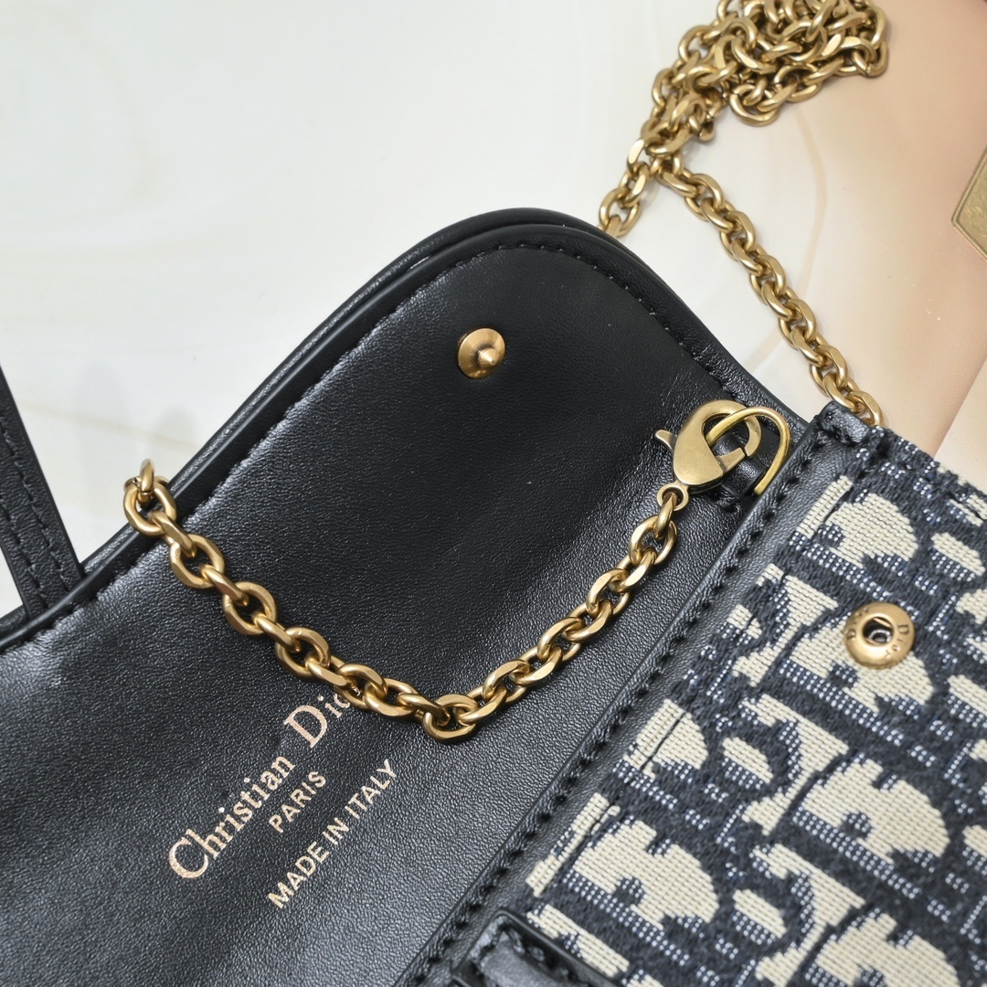 dior 19*11 monogram canvas clutch with chain - Image 3
